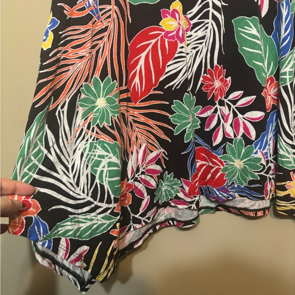 CYNTHIA ROWLEY Floral Flowy Short Sleeve Top - Picture 2 of 5